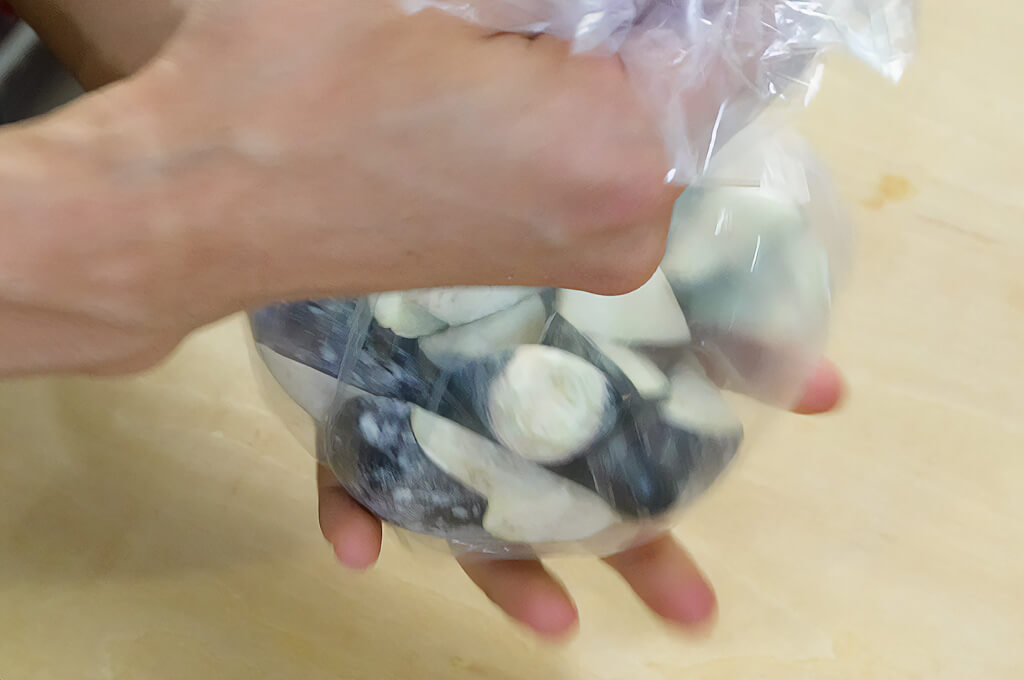 なすは片栗粉をまぶす