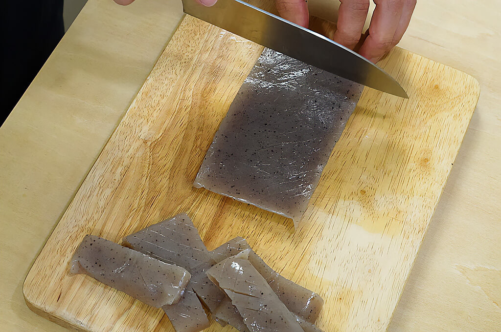 こんにゃくは食べやすい大きさに切る