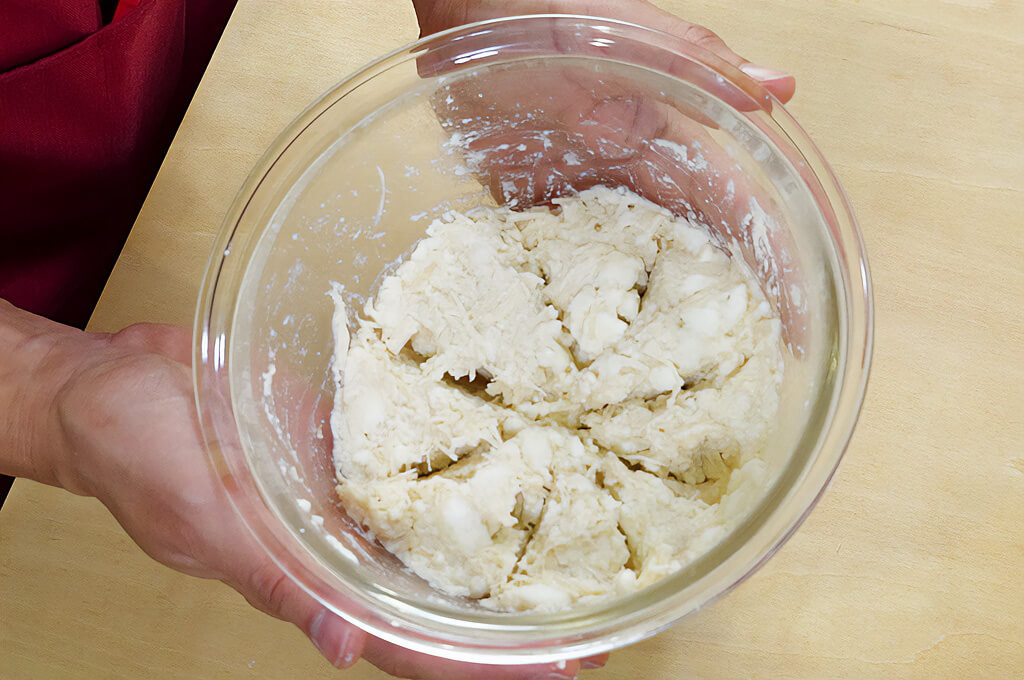 はんぺん、調味料を加えて混ぜる