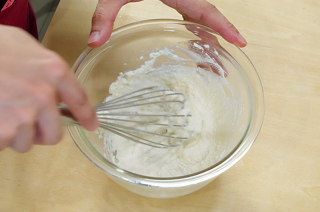 絹ごし豆腐を滑らかになるまで混ぜる