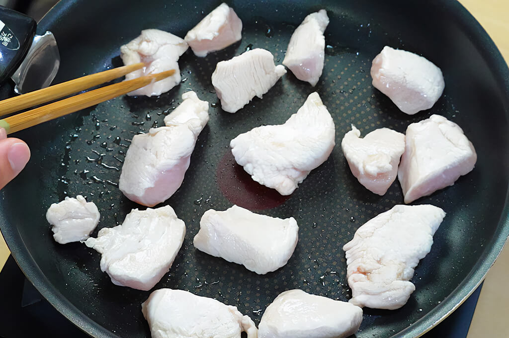 鶏むね肉を炒める
