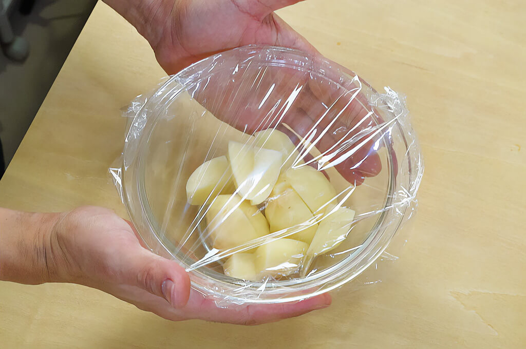 じゃがいもは切ってレンジで加熱する