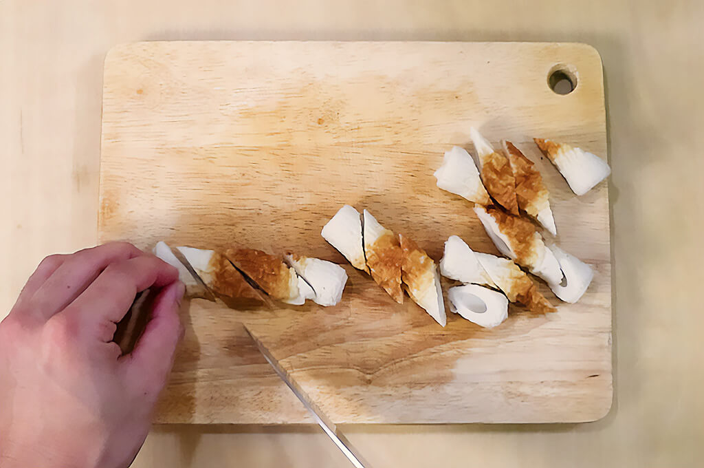 ちくわは斜め2cm幅に切る