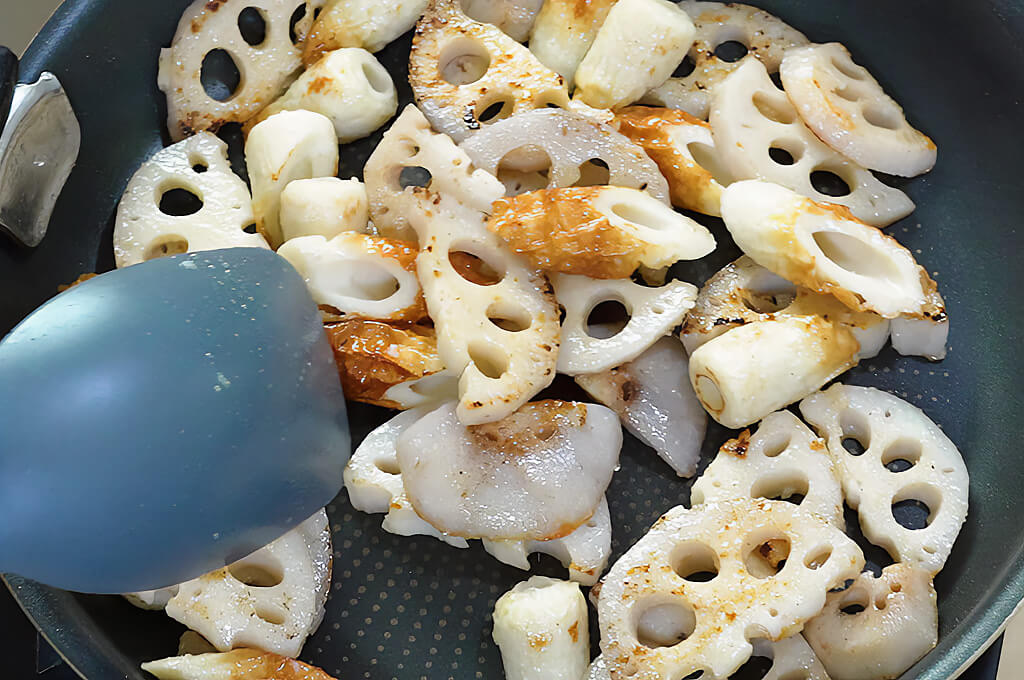 合わせ調味料を回し入れて味付けする