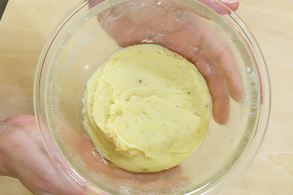 無調整豆乳を加えて固さを調節する