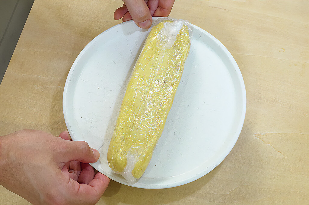 成形した生地をレンジで加熱する