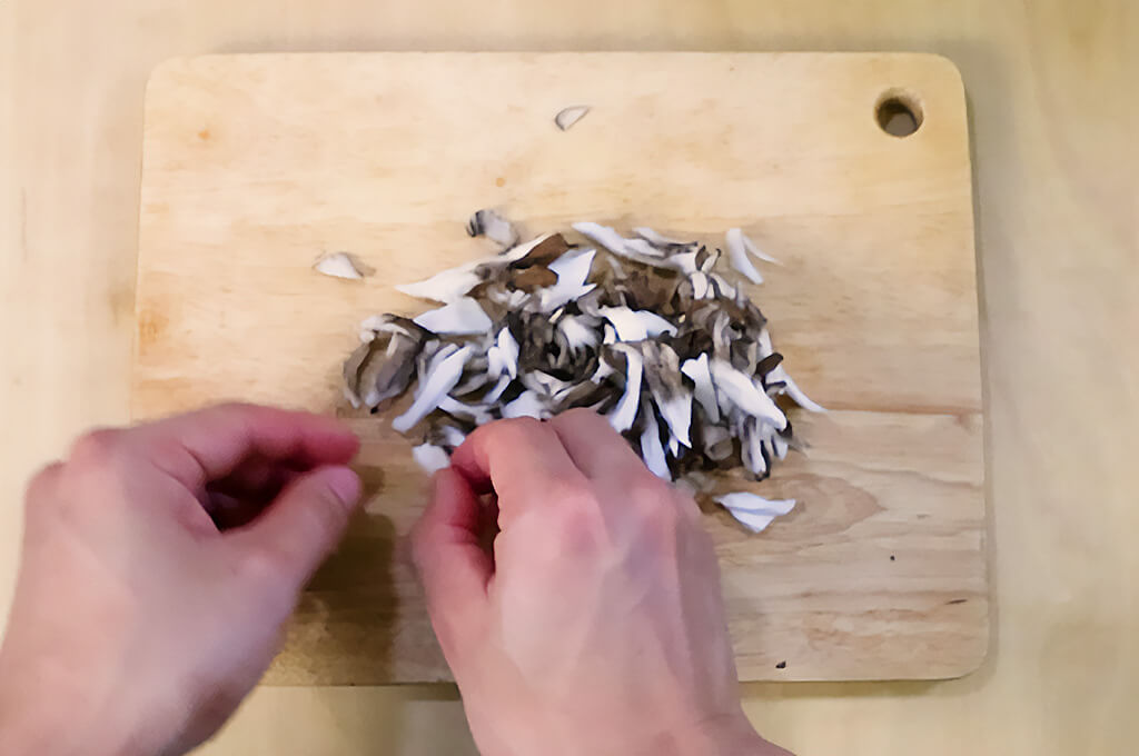 まいたけは手でほぐす