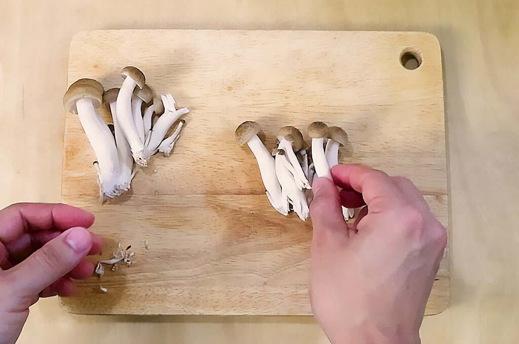 しめじは手でほぐす