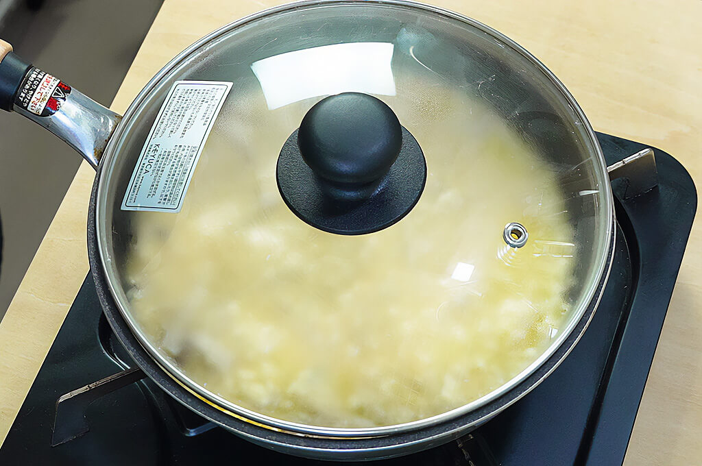卵液を蒸し焼きにする