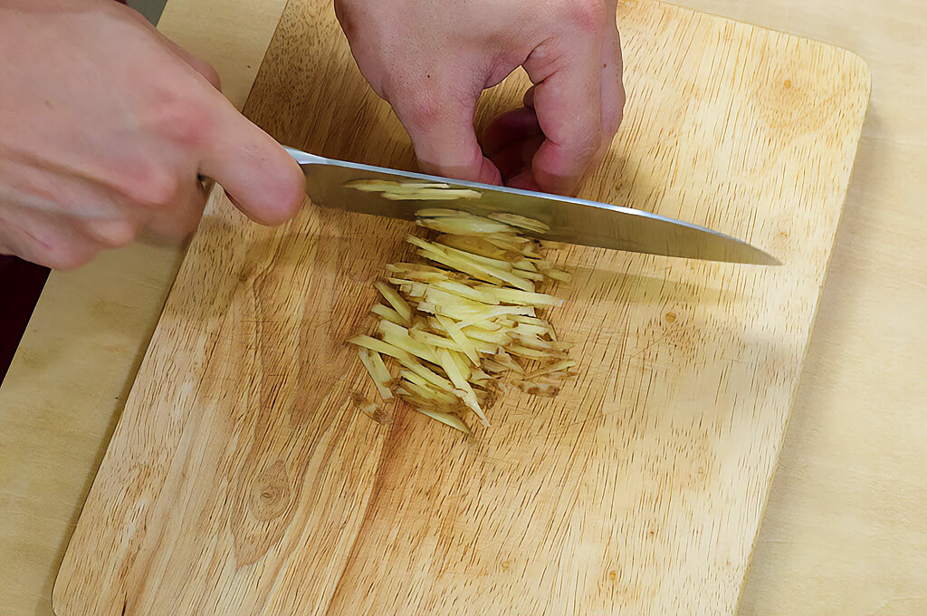 しょうがは千切りにする