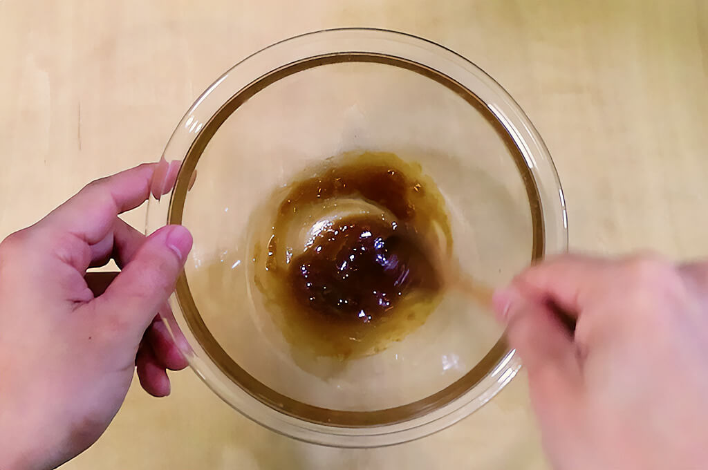 ボウルで調味料を混ぜる