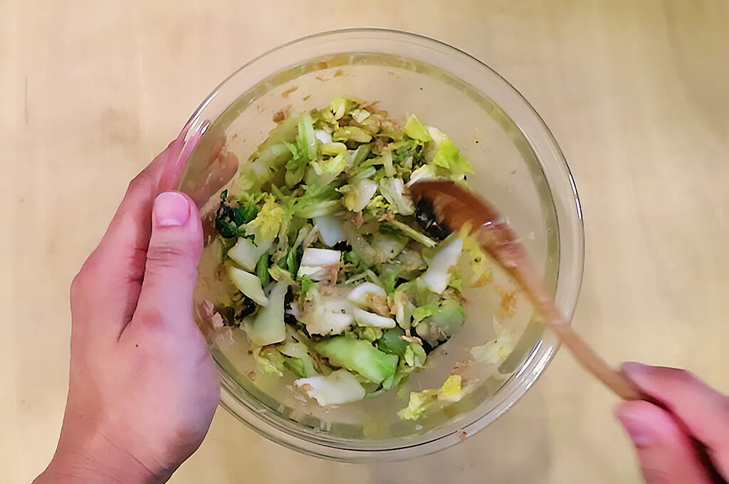 具材と調味料を和える