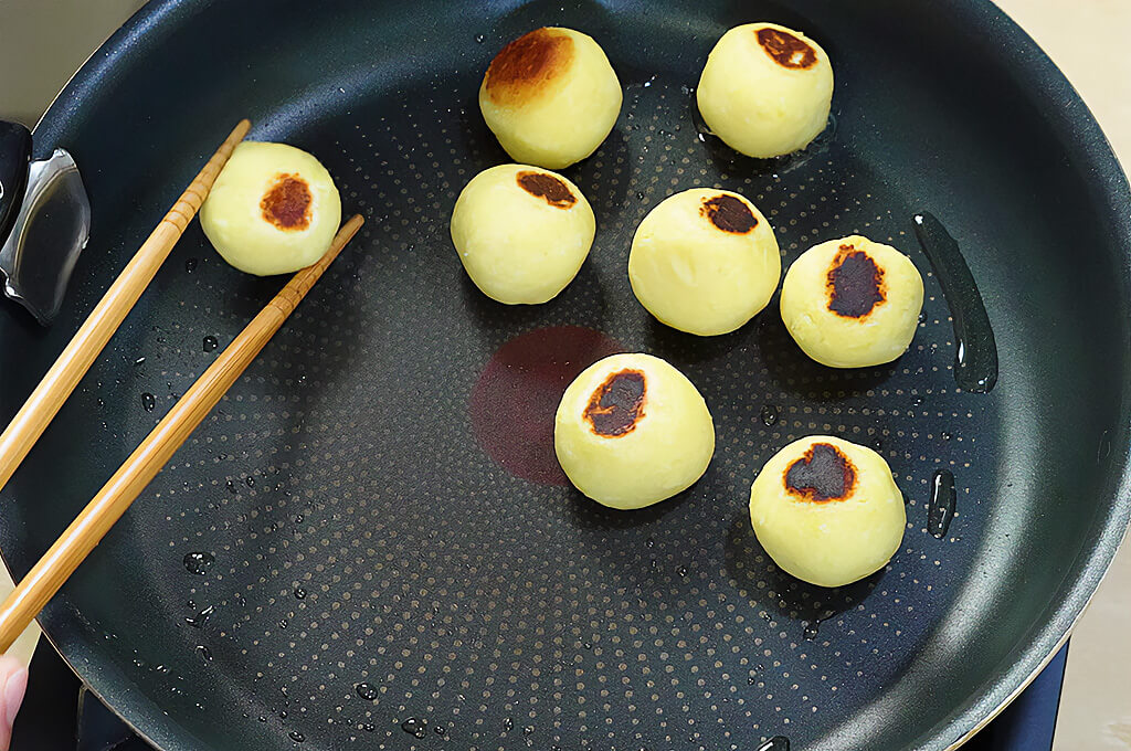 焼けた団子はお皿に取り出す