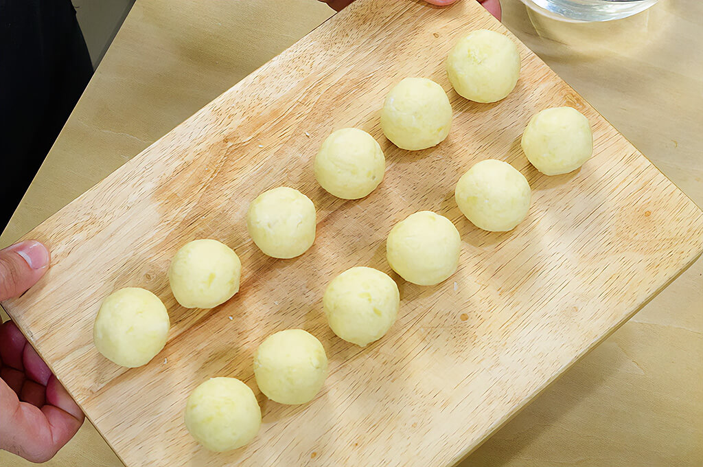 生地の形を丸く整える