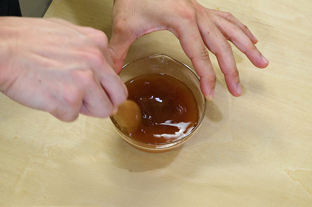 調味料を混ぜる