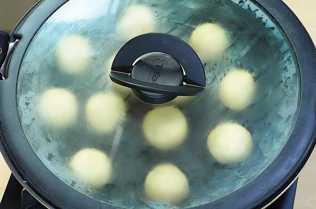 生地を蒸し焼きにする