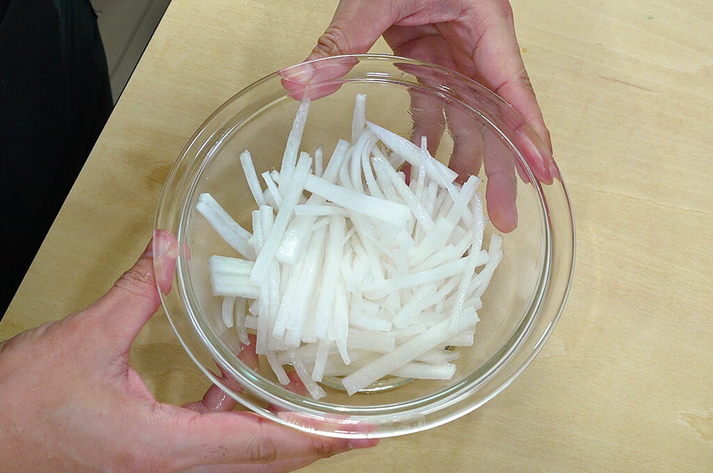 大根は塩揉みして5分ほど置く
