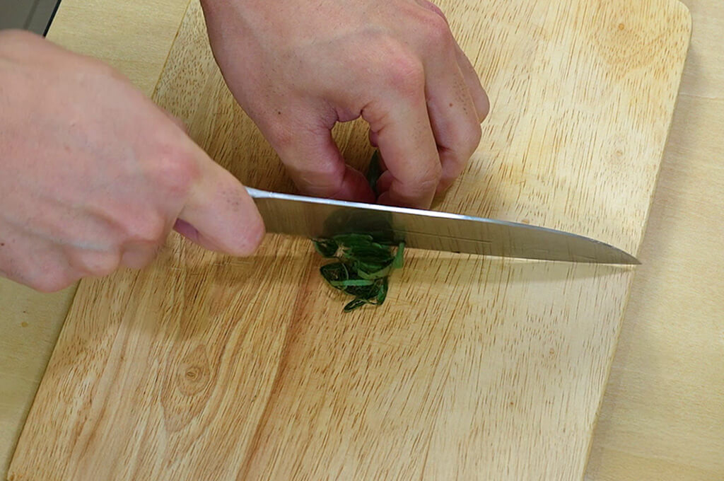 大葉は千切りにする