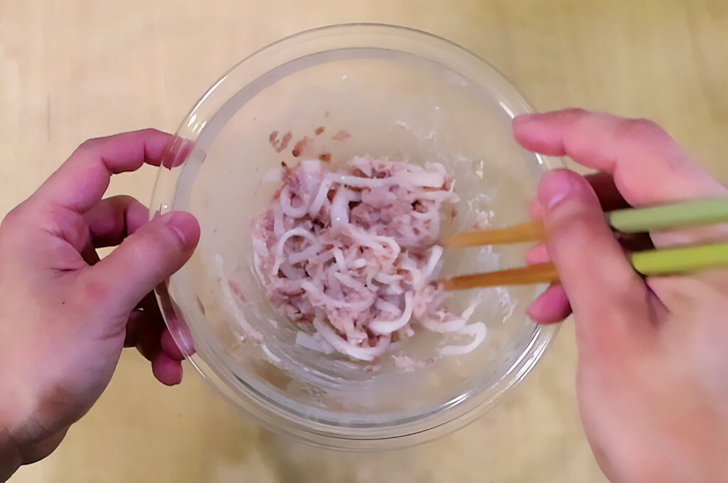 具材と調味料を和える