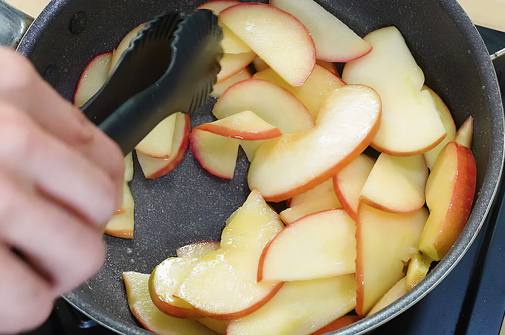 りんごを炒める