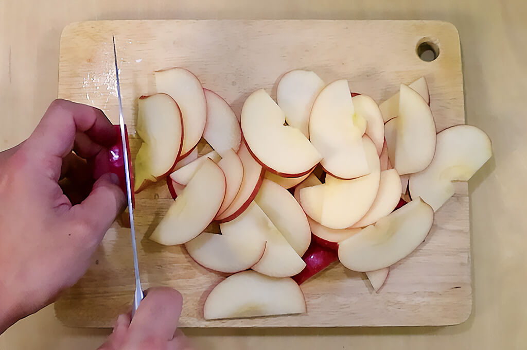 りんごは皮付きのまま5mm幅の薄切りにする