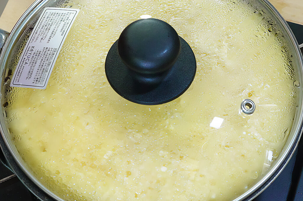 生地を流し入れて蒸し焼きにする