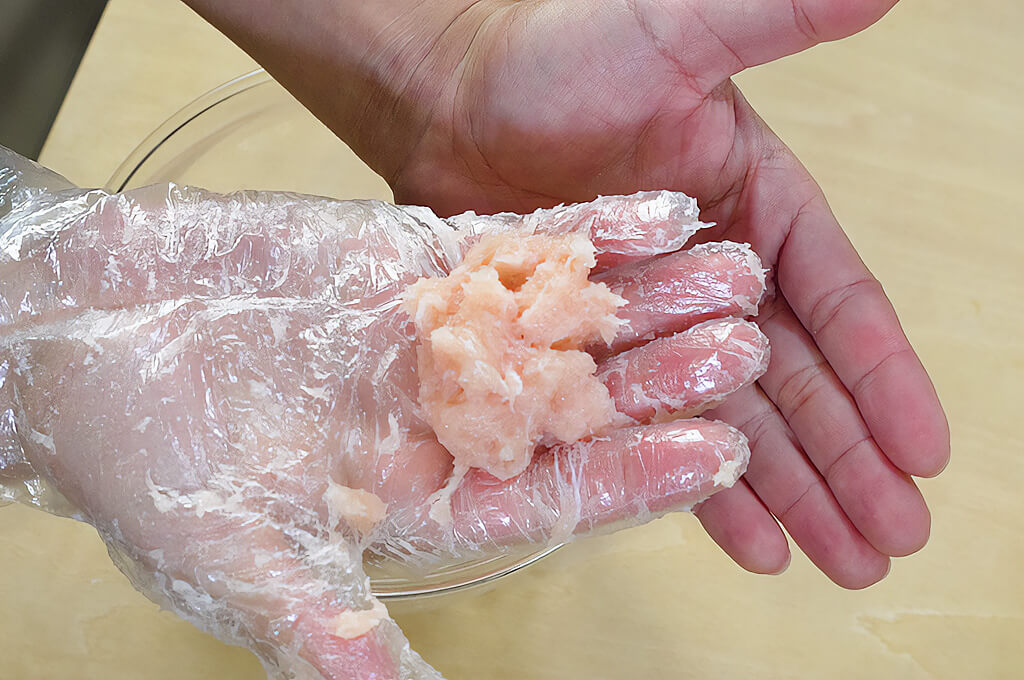 ささみはミンチ状にしてこねる