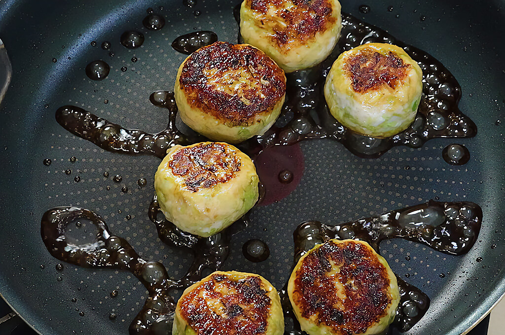 たれを煮絡める