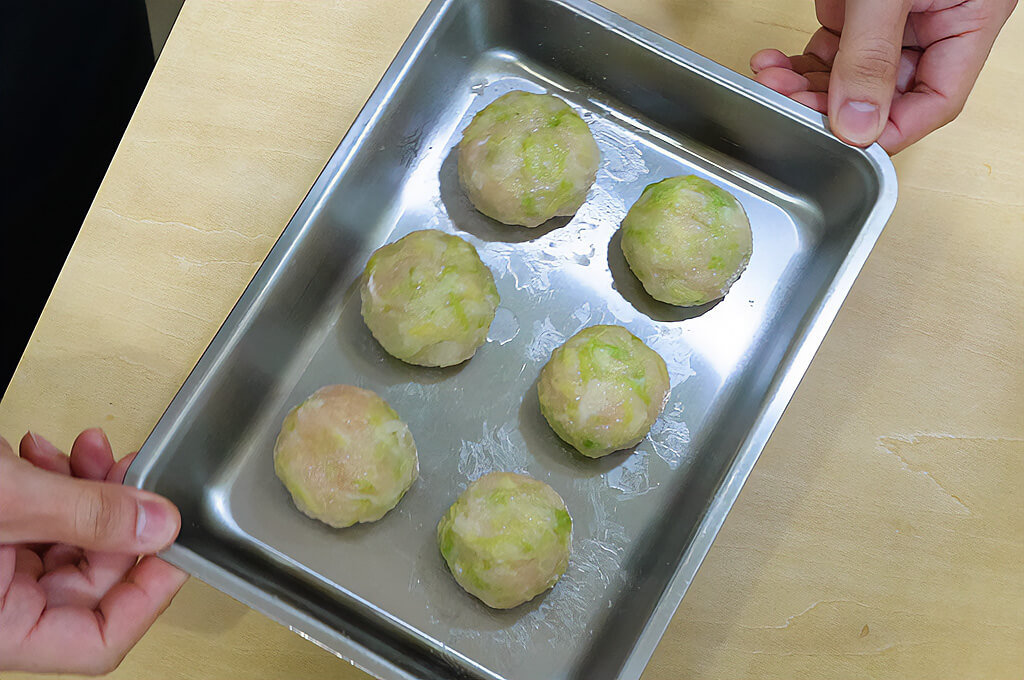 肉だねの形を整える