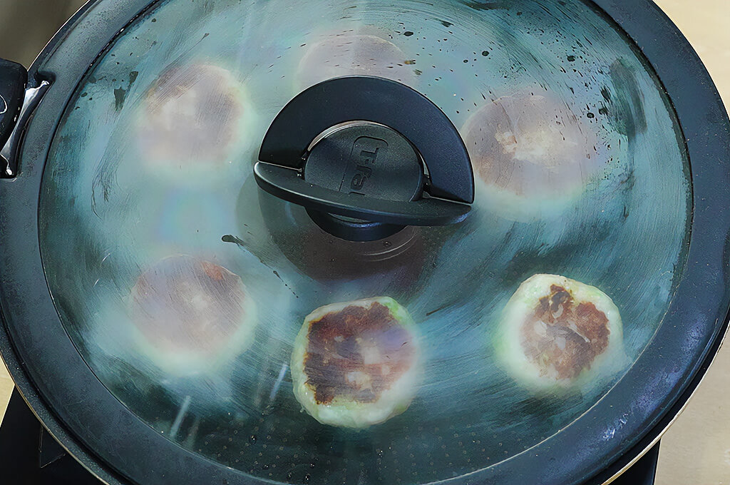 肉だねを蒸し焼きにする