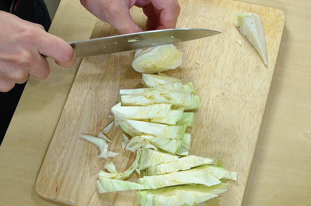 キャベツは細切りにする