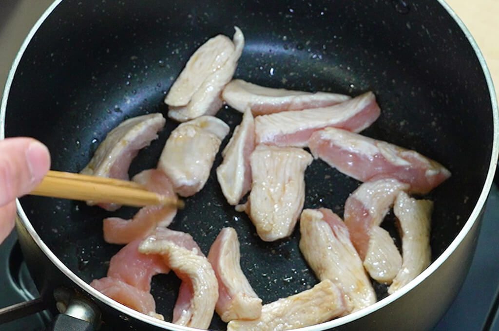 鶏むね肉を炒める