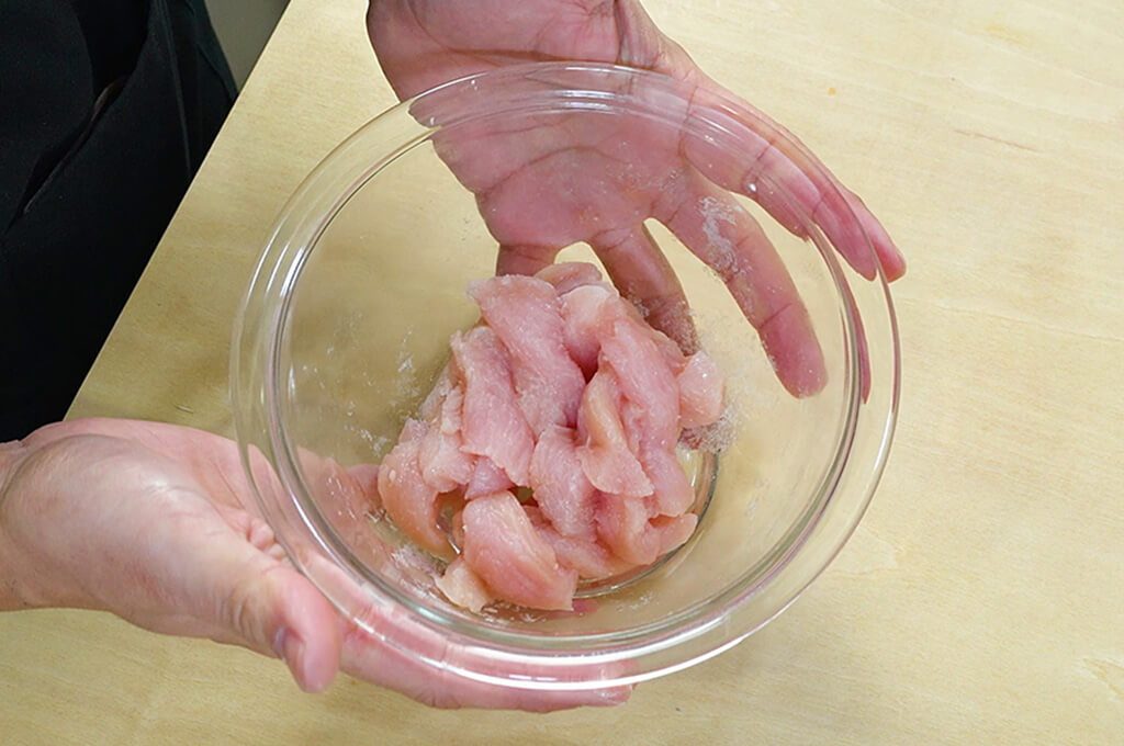 鶏むね肉は細切りにして下味を付ける