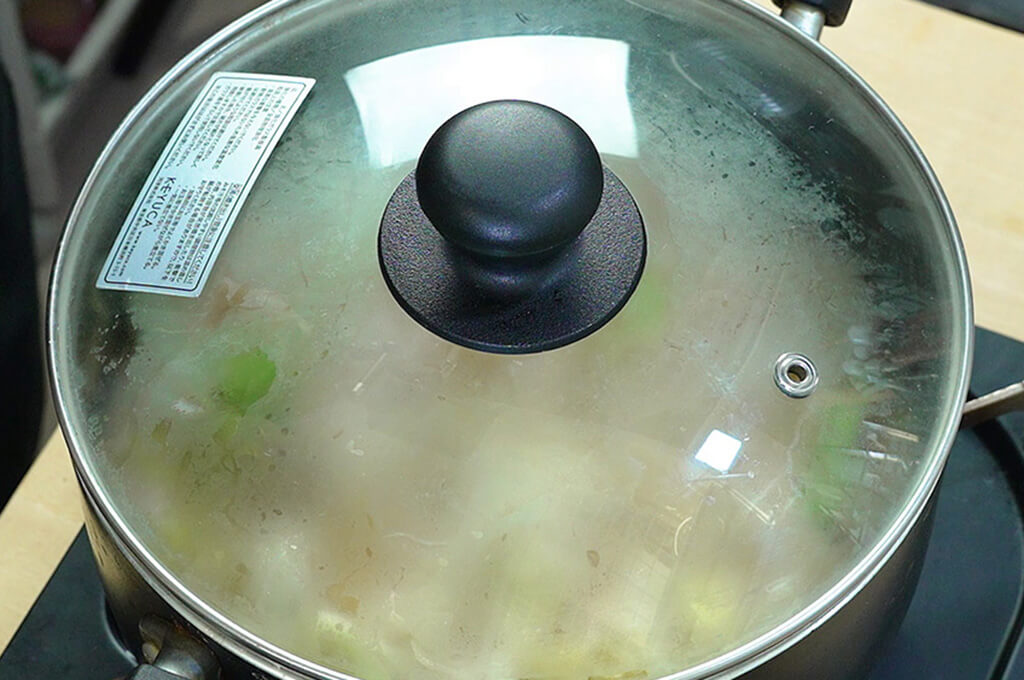 フタをして弱火で煮る