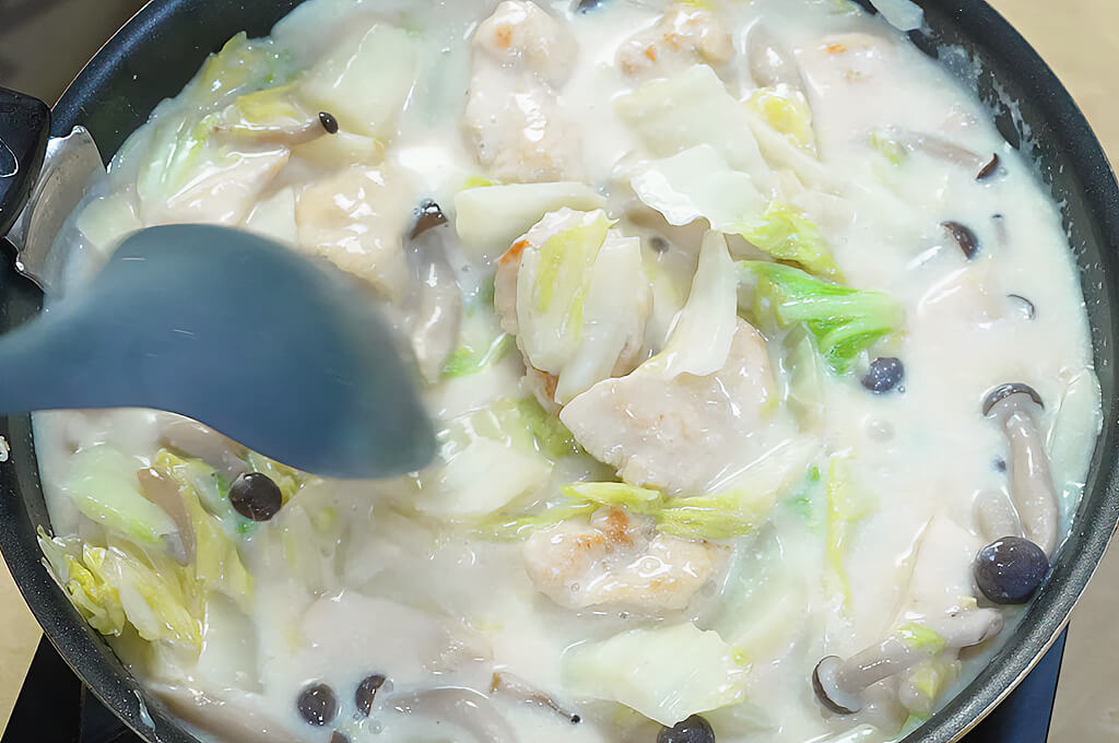 混ぜながらとろみが付くまで加熱する