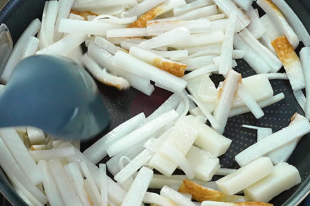 ちくわと切り餅を加えて炒める