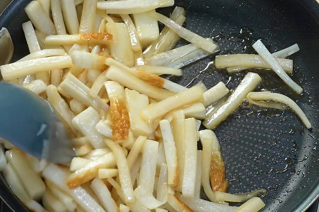 調味料を加えて味付けする