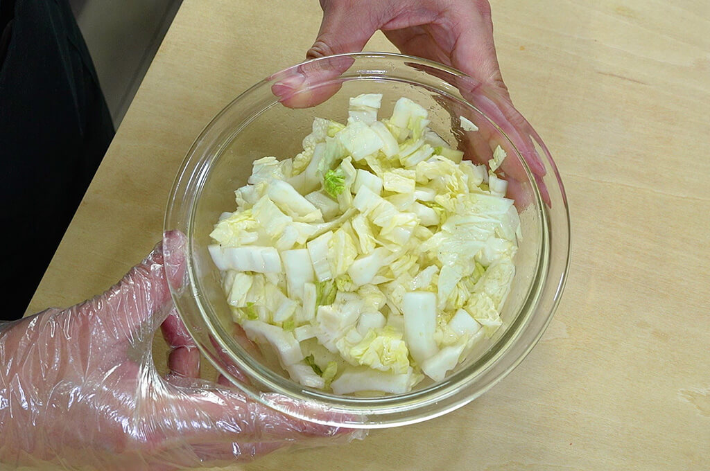 白菜は塩揉みして5分ほど置く