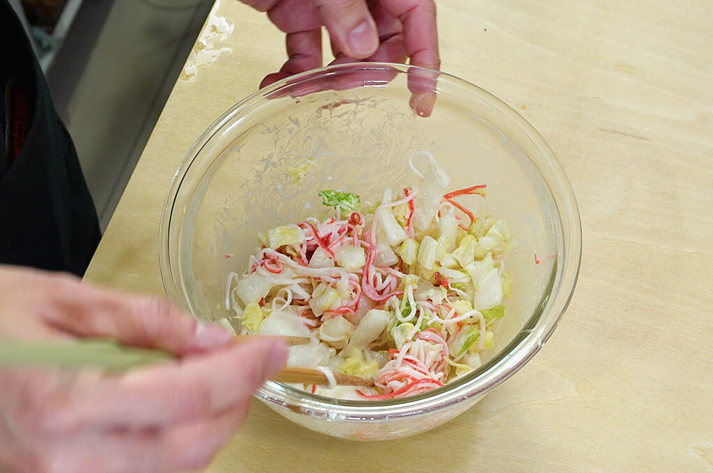 具材とドレッシングを和える