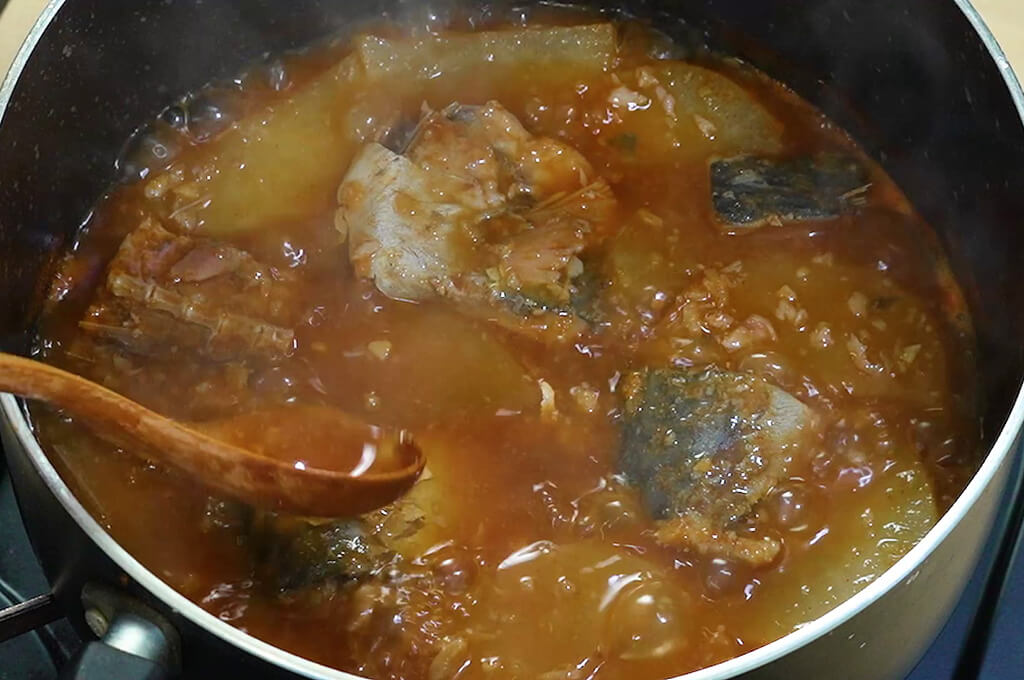 煮汁を具材にかけながら煮詰める