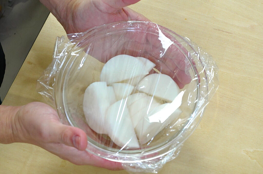 大根は半月切りにしてレンジで加熱する