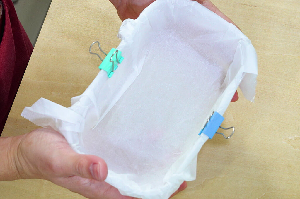 タッパーにクッキングシートを敷いておく