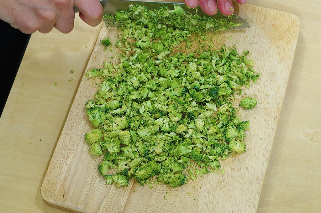 ブロッコリーはみじん切りにする