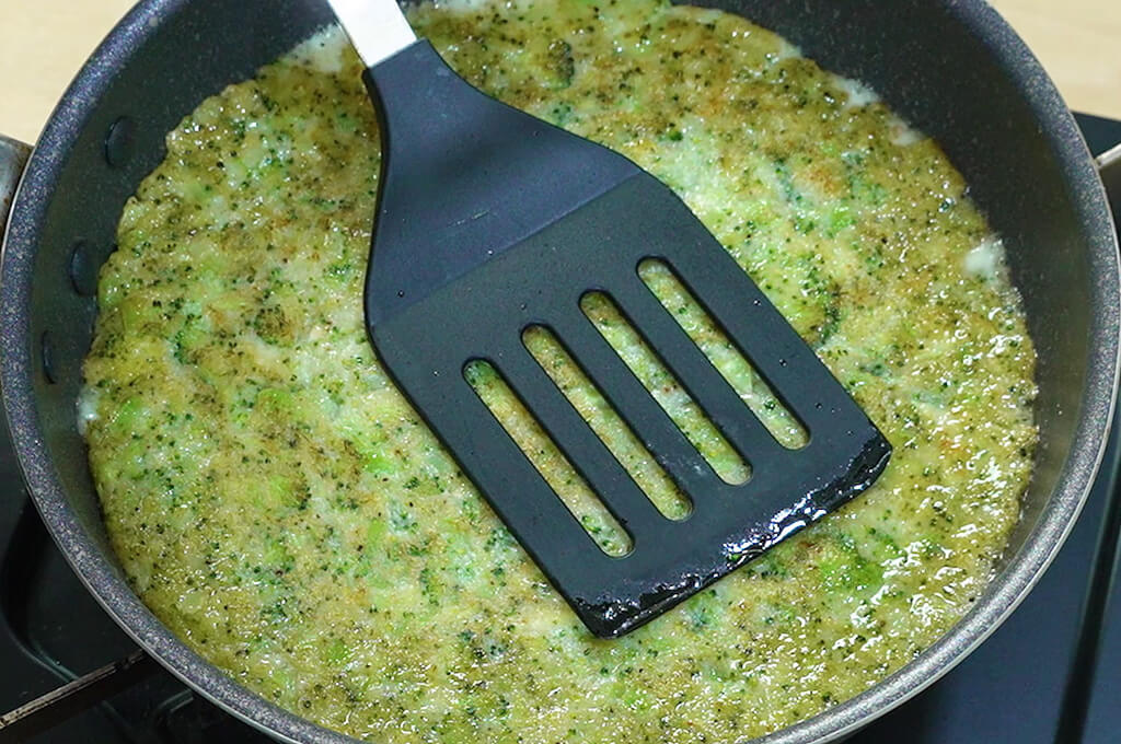 ひっくり返して裏面も焼く