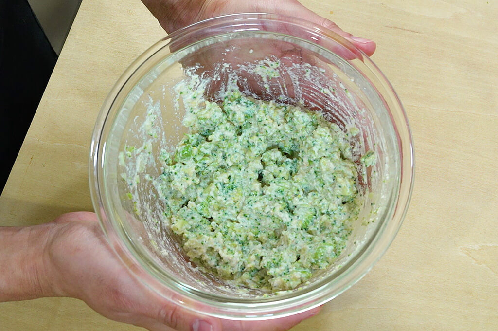 豆腐と調味料、ブロッコリーを混ぜる