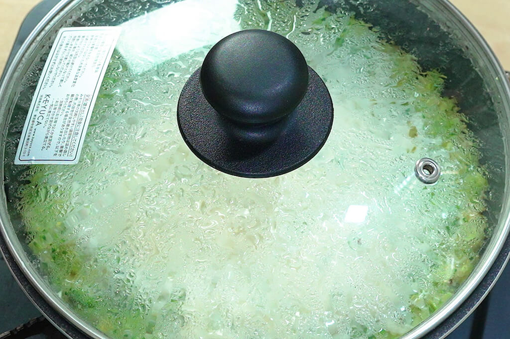 生地を蒸し焼きにする