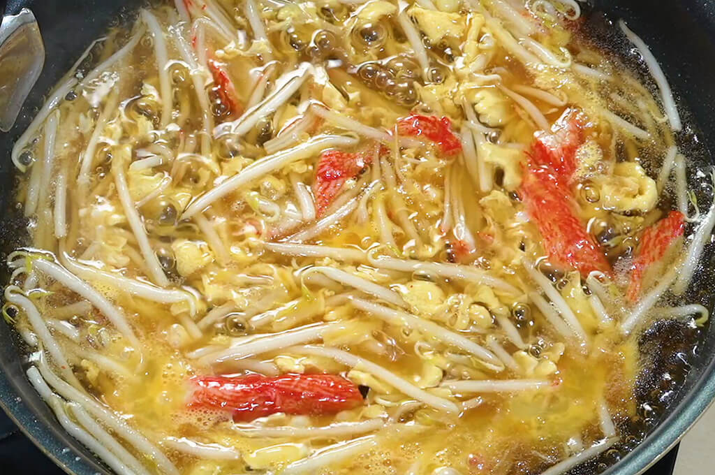 溶き卵を加えて加熱する