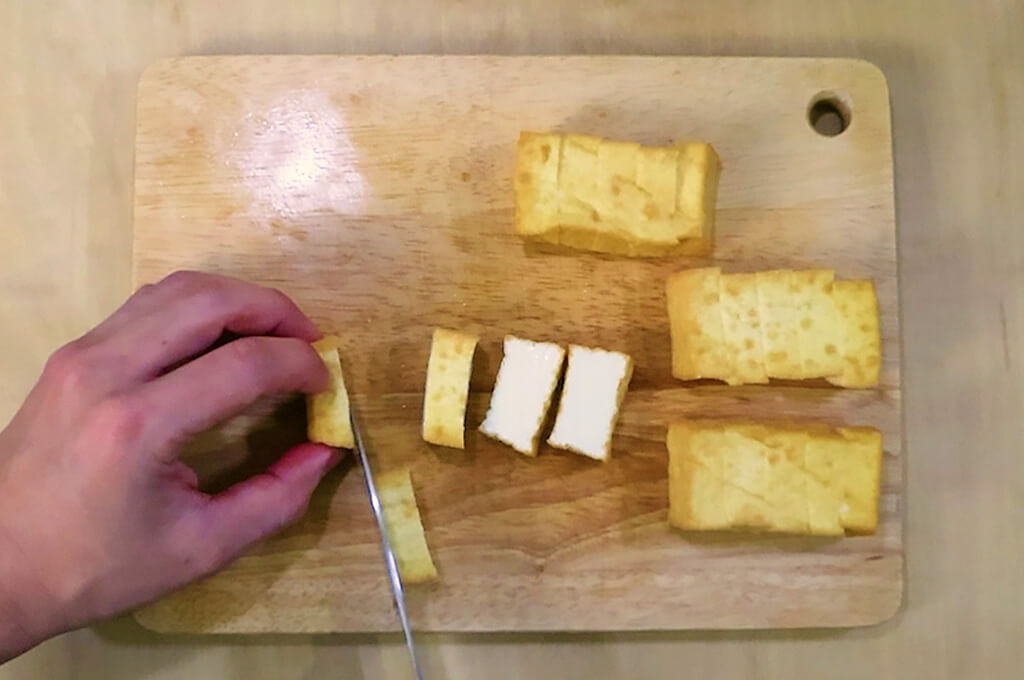 厚揚げは1cm幅に切る