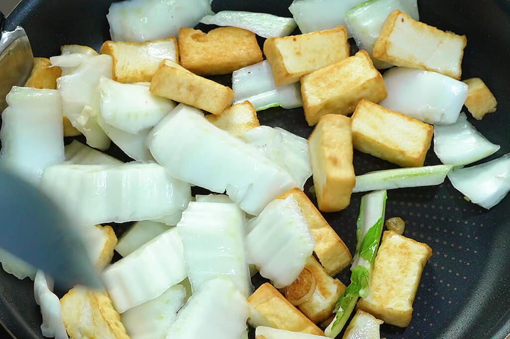 白菜の芯を炒める