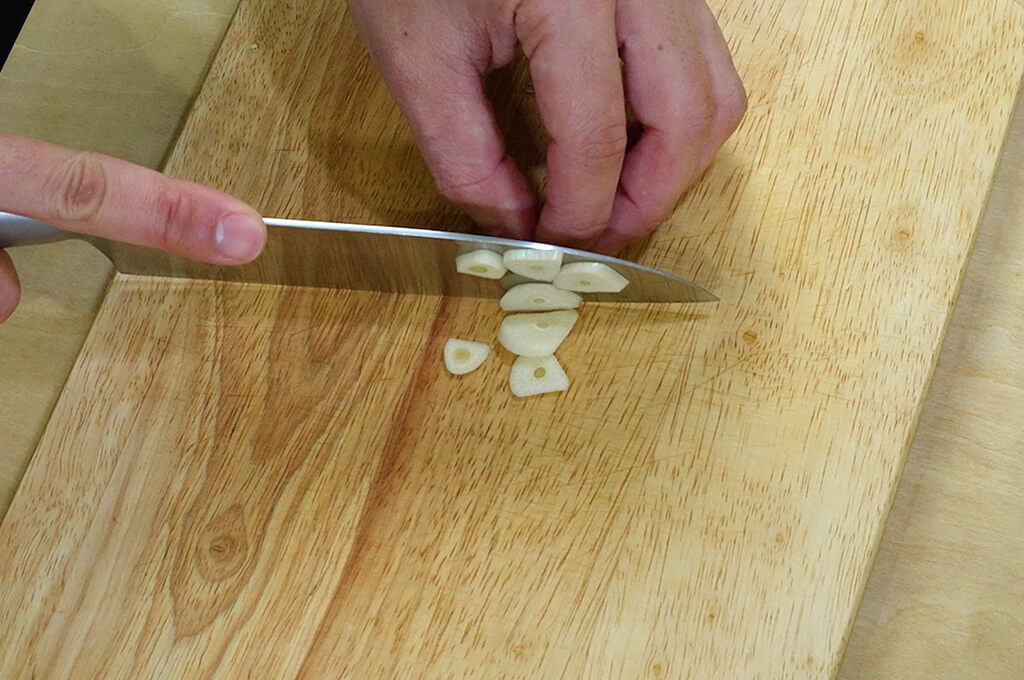 にんにくは薄切りにして芽を取り除く